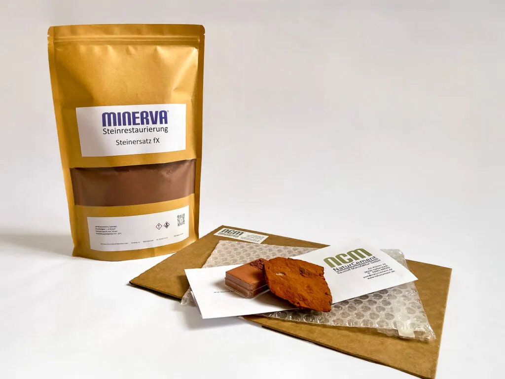 Steinrestaurierungsmaterial und Proben auf einem Tisch.