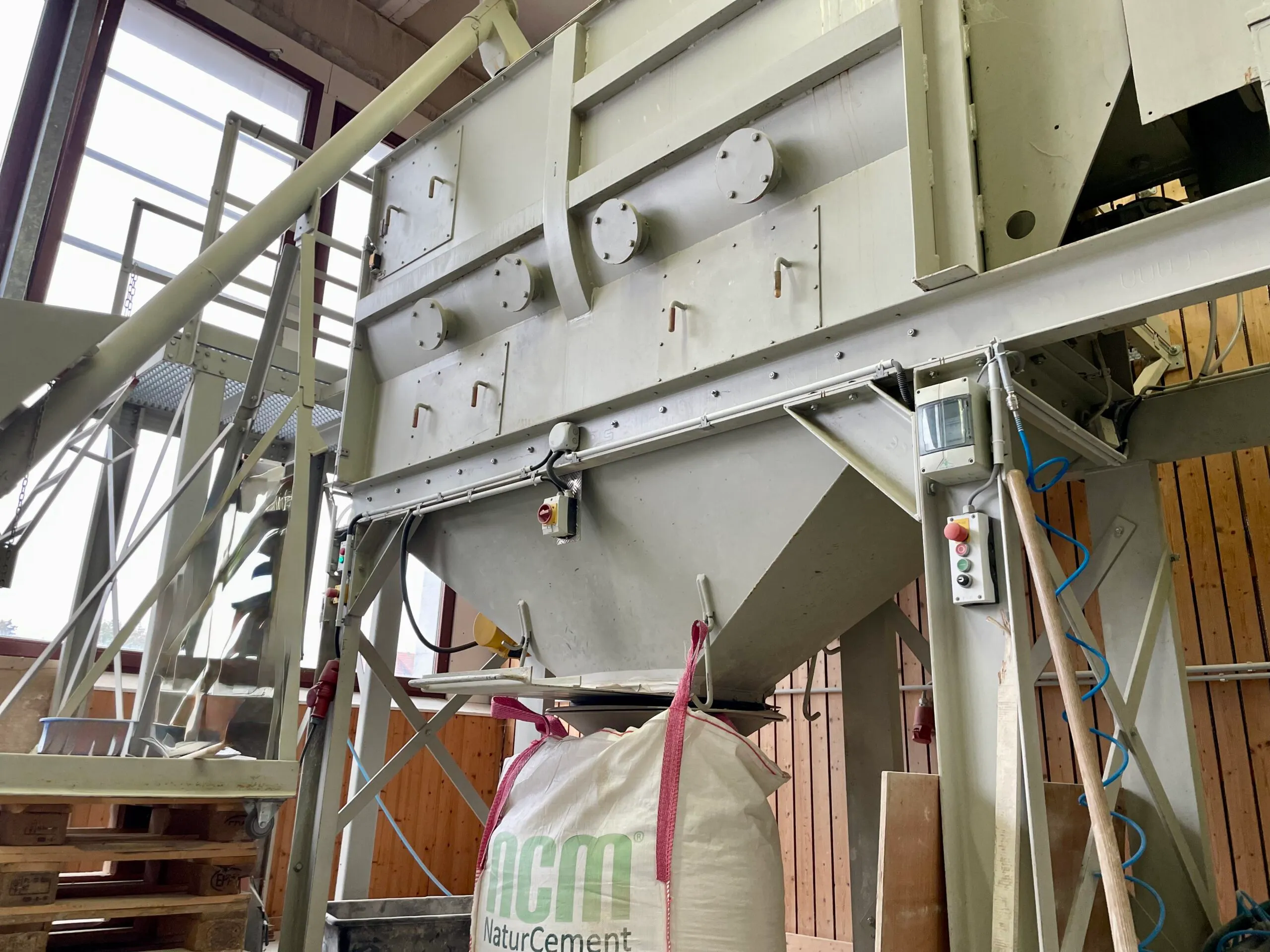 Zementmischer mit Sack NaturCement in Fabrikhalle