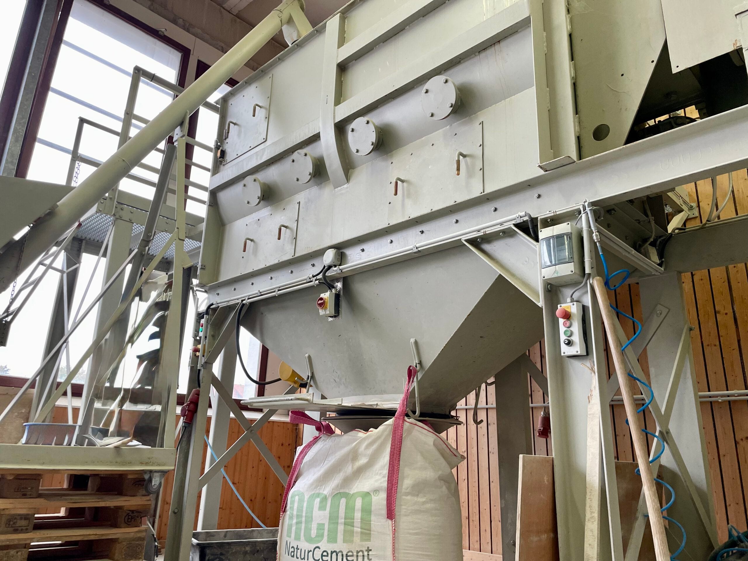 Zementmischer mit Sack NaturCement in Fabrikhalle